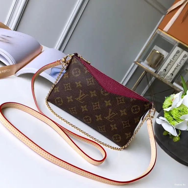 PALLAS Louis Vuitton CHANELUTCH 0520